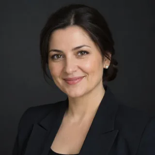 Cristina Dumitrescu, autoarea recenziei Donro Casino